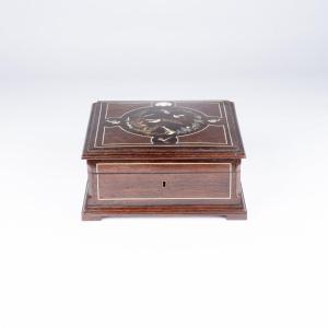 Coffret à bijoux carré en placage de palissandre à décor en incrustation d'os et de nacre, XIXe
