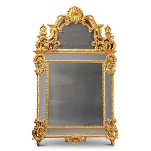 Miroir &agrave; fronton et parcloses en bois et stuc dor&eacute; de style R&eacute;gence, XIXe