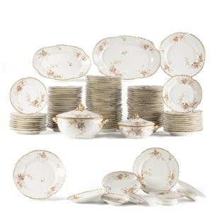 Manufacture de Limoges, service de table en porcelaine blanche &agrave; d&eacute;cor floral, XXe