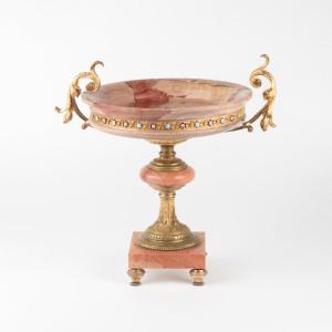 Coupe en marbre rose veiné, bronze doré et émaux, XXe