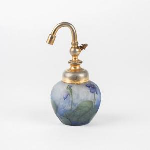 Daum Nancy, vaporisateur de parfum à décor de violettes, XXe