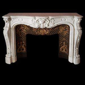 Cheminée de style Louis XV en marbre de carrare et contre-coeur en fonte réhaussée d'or, XIXe