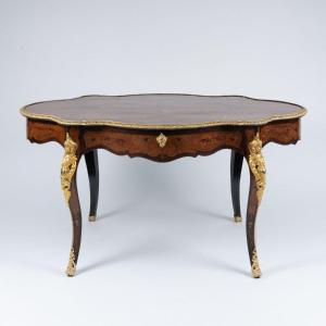 Table de milieu violonée en marqueterie de bois précieux et bronze doré, XIXe