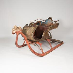 Sleigh In Carved And Polychrome Lacquered Wood With The Medicis Lion, XVIIIth