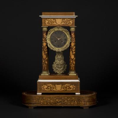 Pendule portique Charles X et son socle, XIXe