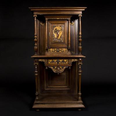 Cabinet au Cupidon en noyer sculpté et doré, XIXe