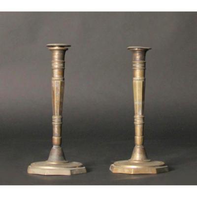 Paire de bougeoirs en bronze à patine brune, XIXe