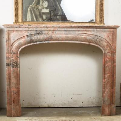 Chemin&eacute;e &agrave; boudin en marbre rose de style Louis XIV, XIXe