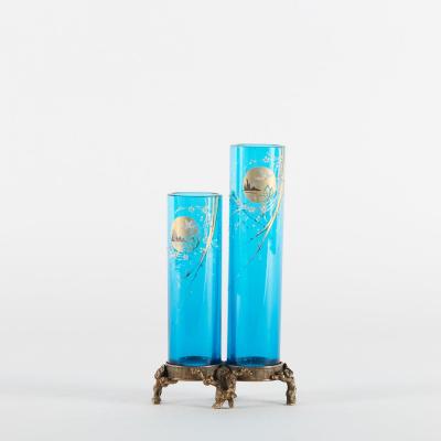 Soliflore en verre bleu et émail polychrome sur monture en bronze ciselé, XXe