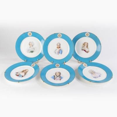 S&eacute;rie de six assiettes d&eacute;coratives en porcelaine de S&egrave;vres aux portraits de nobles femmes, XIXe