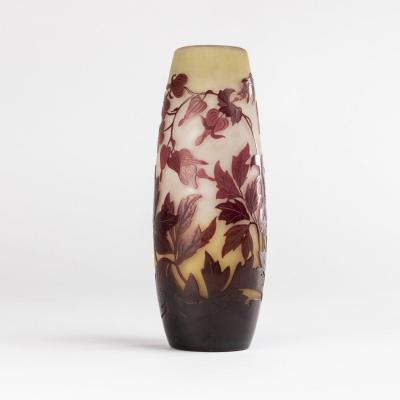 Emile Gallé (1846-1904), vase en verre multicouche à décors de fuchsias en camaïeu, XIXe