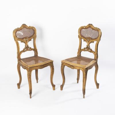 Paire de chaises cannée en bois doré de style Louis XV, XIXe
