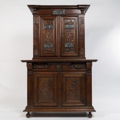 Buffet à deux corps néo-renaissance en noyer sculpté et inclusions de plaques de marbre, XIXe