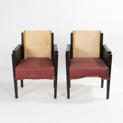 Paire de fauteuils en bois laqué noir, XXe