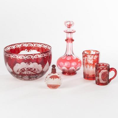 Ensemble de récipients en cristal de Bohème doublé rouge à décors gravés, XXe