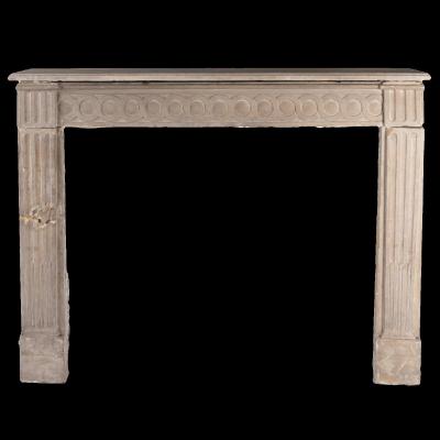 Cheminée en pierre sculpté à décor de spirales et de cannelures, XIXe