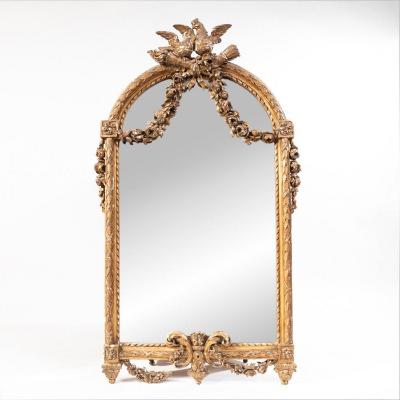 Miroir en bois doré sculpté à décor d'oiseaux et de guirlandes de fleurs, XIXe