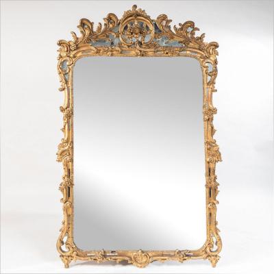 Miroir de style Louis XV en bois et stuc sculpt&eacute; et dor&eacute;, XIXe