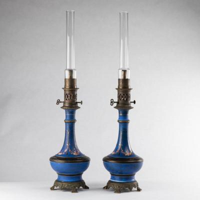 Paire de lampes à pétrole en porcelaine, bronze et verre, XIXe