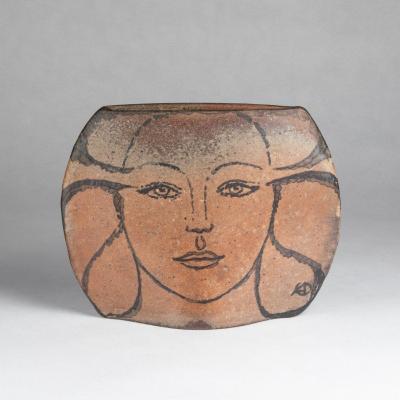 Vase en terre cuite &eacute;maill&eacute;e au visage de femme, XXe