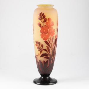Emile Gallé (1846-1904), vase en verre multicouche à décor de pervenches, XIXe