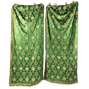 Deux paires de rideaux vert de style Empire, fin XIXe, d&eacute;but XXe