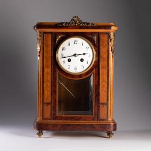 Pendule borne de style Louis XVI en bois de placage, XIXe