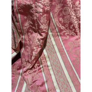 Footage In Lyonnaise Silk, Elegance And Refinement