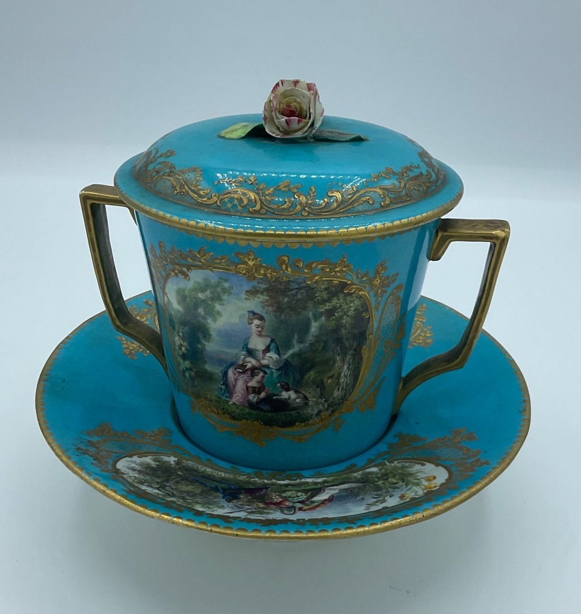 Grande Tasse Avec Couvercle Et Soucoupe Profonde En Porcelaine De Sèvres,xixe Siècle