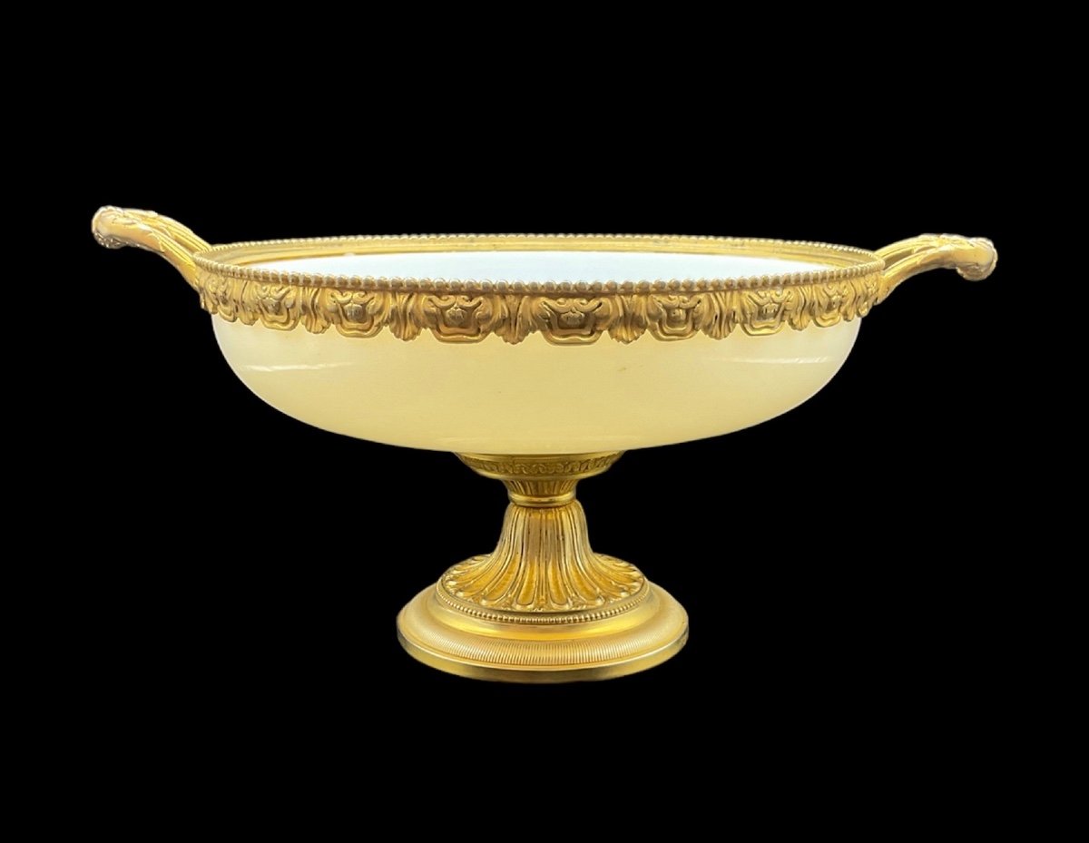 Grande tazza in vetro opalino con montatura in bronzo