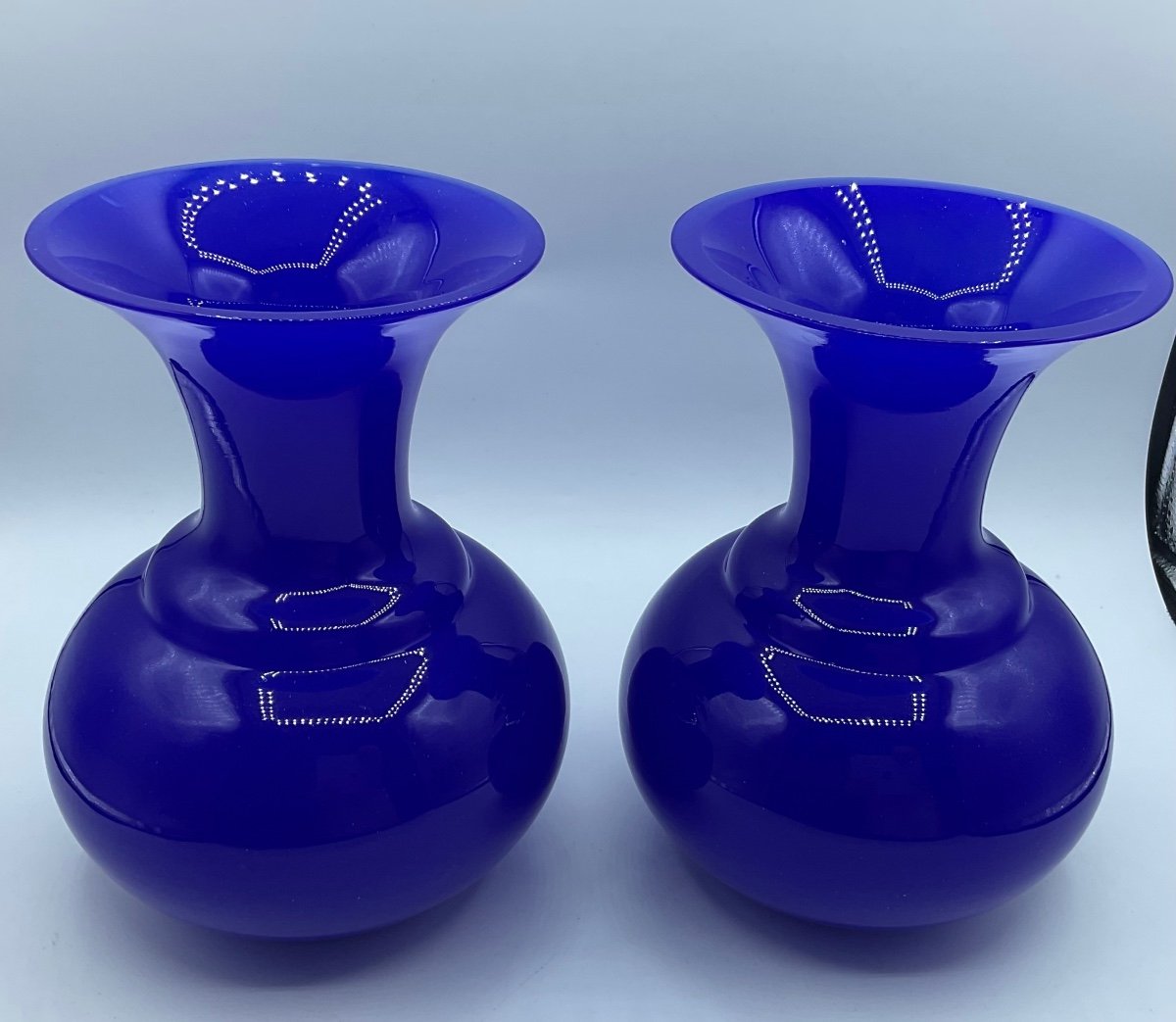 Coppia di vasi in vetro opalino di colore blu lapislazzuli-photo-2