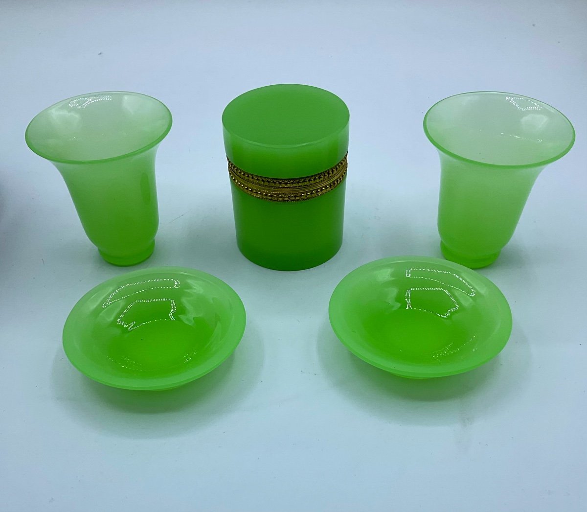  Antica scatola francese in vetro opalino e 2 piccoli vasi con piatti in verde lime-photo-3