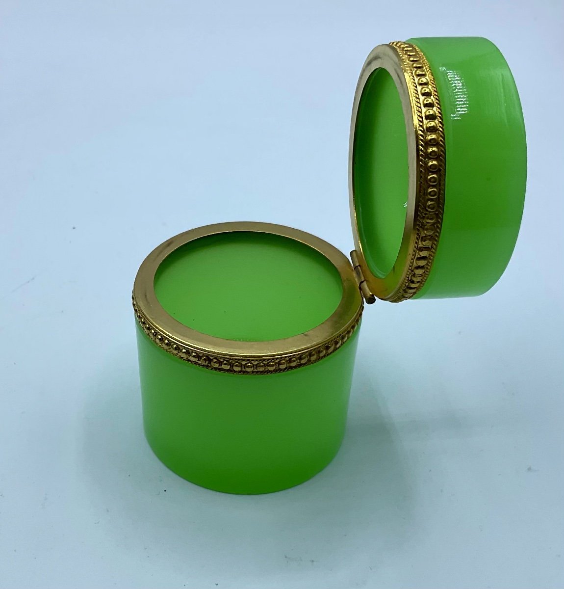  Antica scatola francese in vetro opalino e 2 piccoli vasi con piatti in verde lime-photo-4