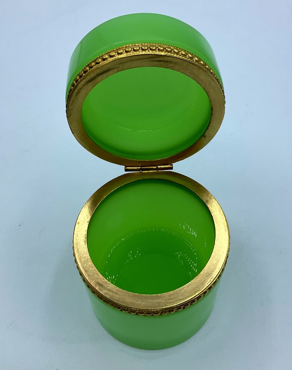  Antica scatola francese in vetro opalino e 2 piccoli vasi con piatti in verde lime-photo-6