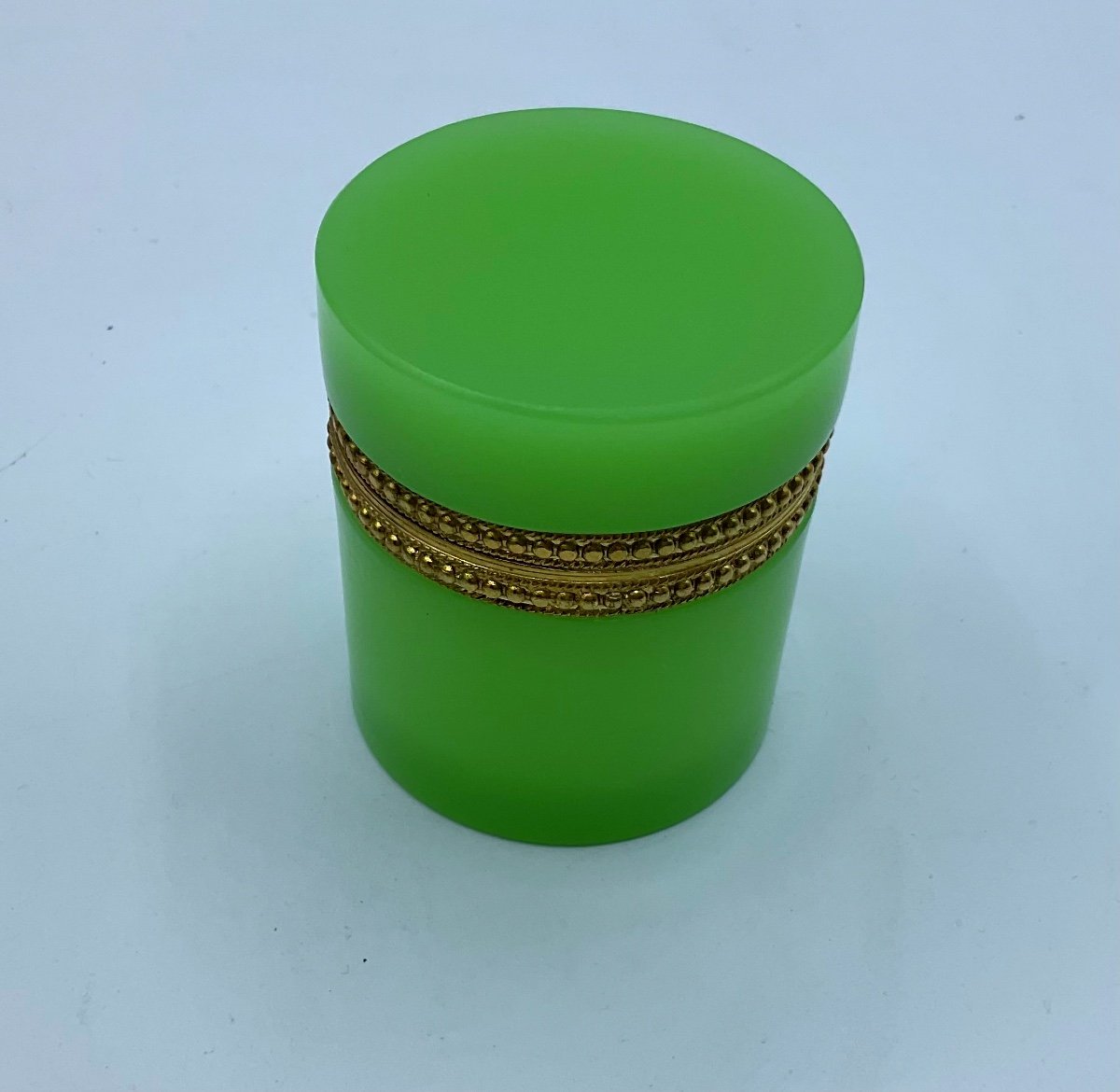  Antica scatola francese in vetro opalino e 2 piccoli vasi con piatti in verde lime-photo-7