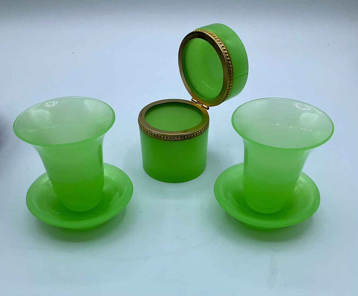  Antica scatola francese in vetro opalino e 2 piccoli vasi con piatti in verde lime