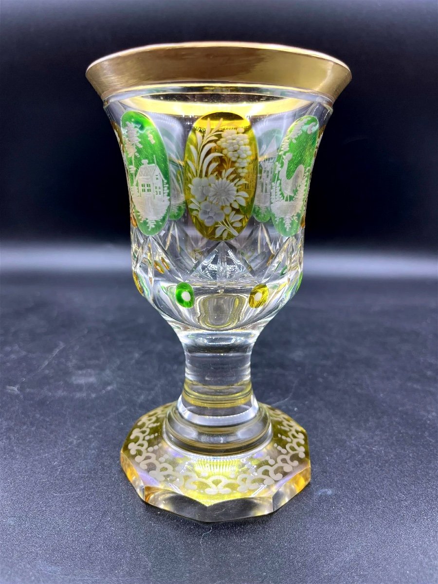 Vaso di vetro boemo con decorazione gialla e verde, inciso all'interno con medaglione-photo-2