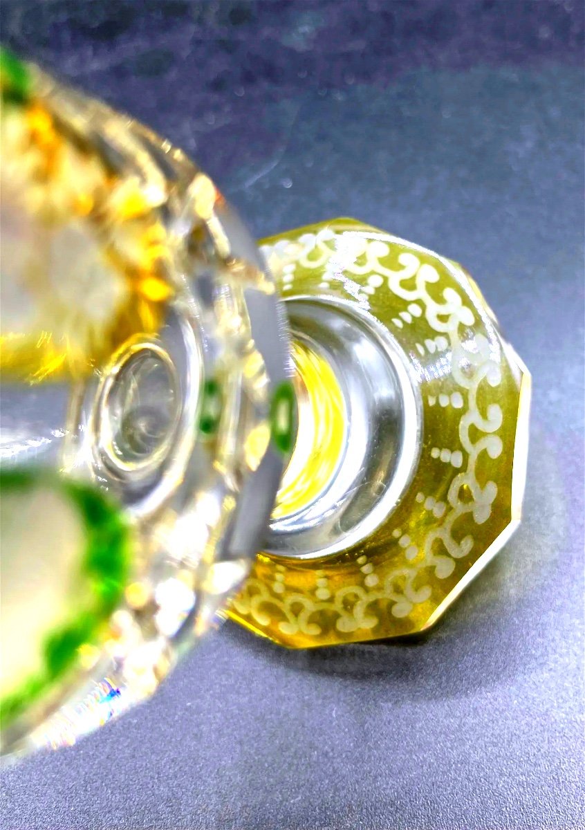 Vaso di vetro boemo con decorazione gialla e verde, inciso all'interno con medaglione-photo-3