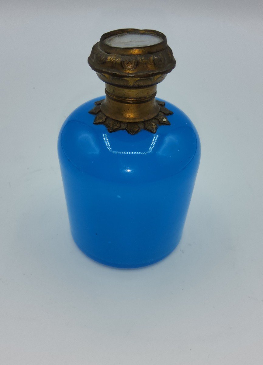 Bottiglia di profumo opalina francese del XIX secolo con miniatura sul coperchio, Palais Royal-photo-3