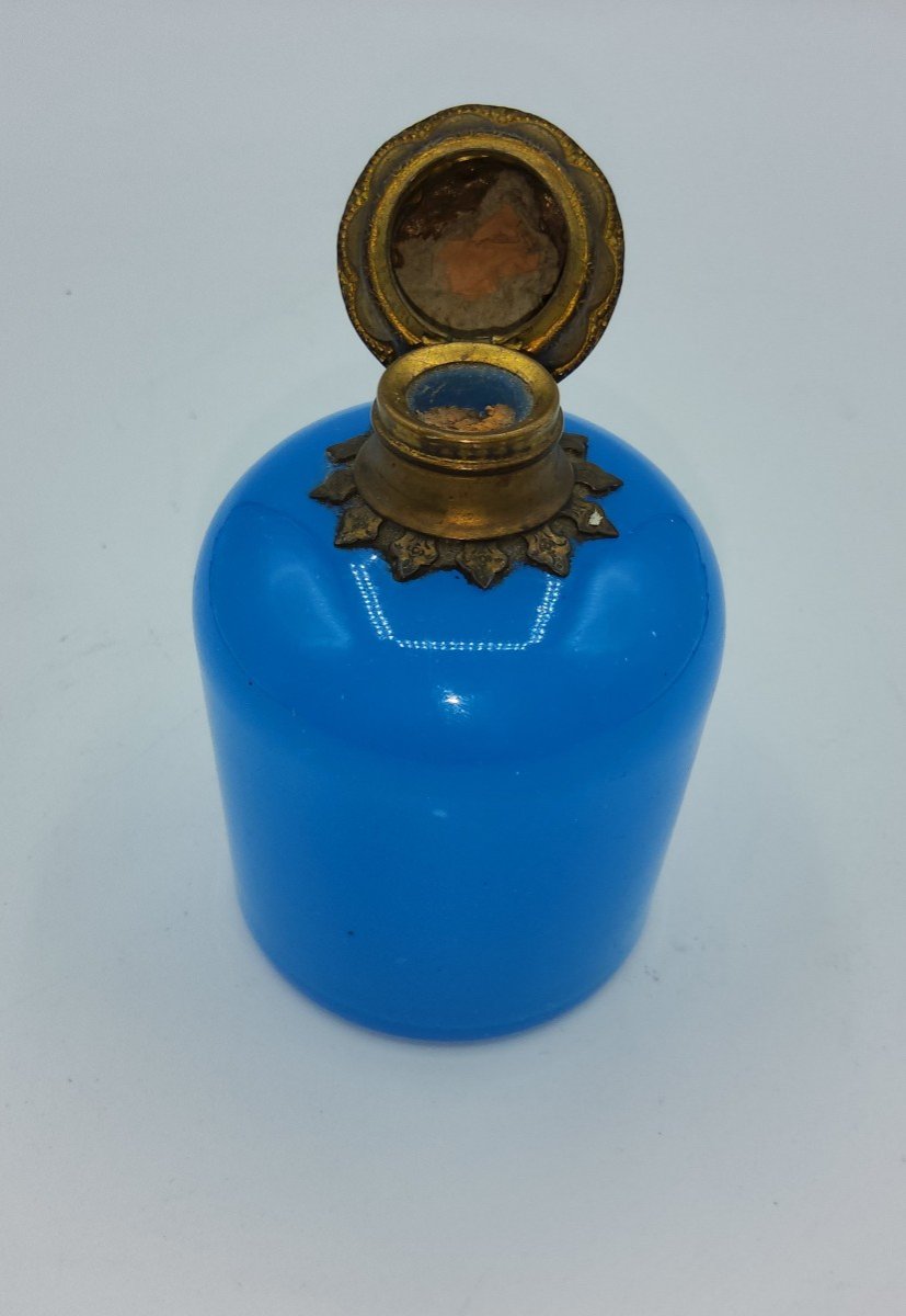 Bottiglia di profumo opalina francese del XIX secolo con miniatura sul coperchio, Palais Royal-photo-4