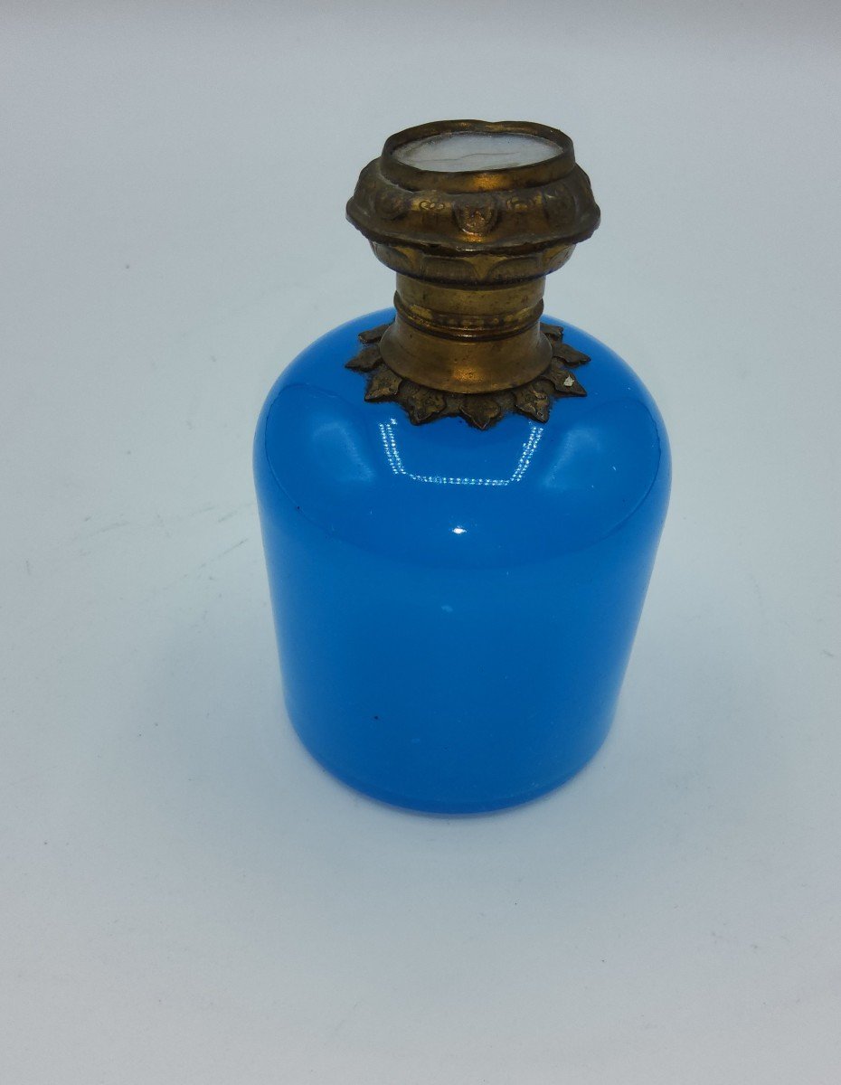 Bottiglia di profumo opalina francese del XIX secolo con miniatura sul coperchio, Palais Royal