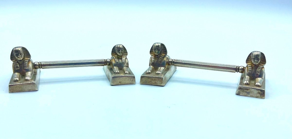 COPPIA DI REVIVAL EGIZIANO INGLESE POGGIA COLTELLO IN ARGENTO A FORMA DI SFINGE.-photo-2