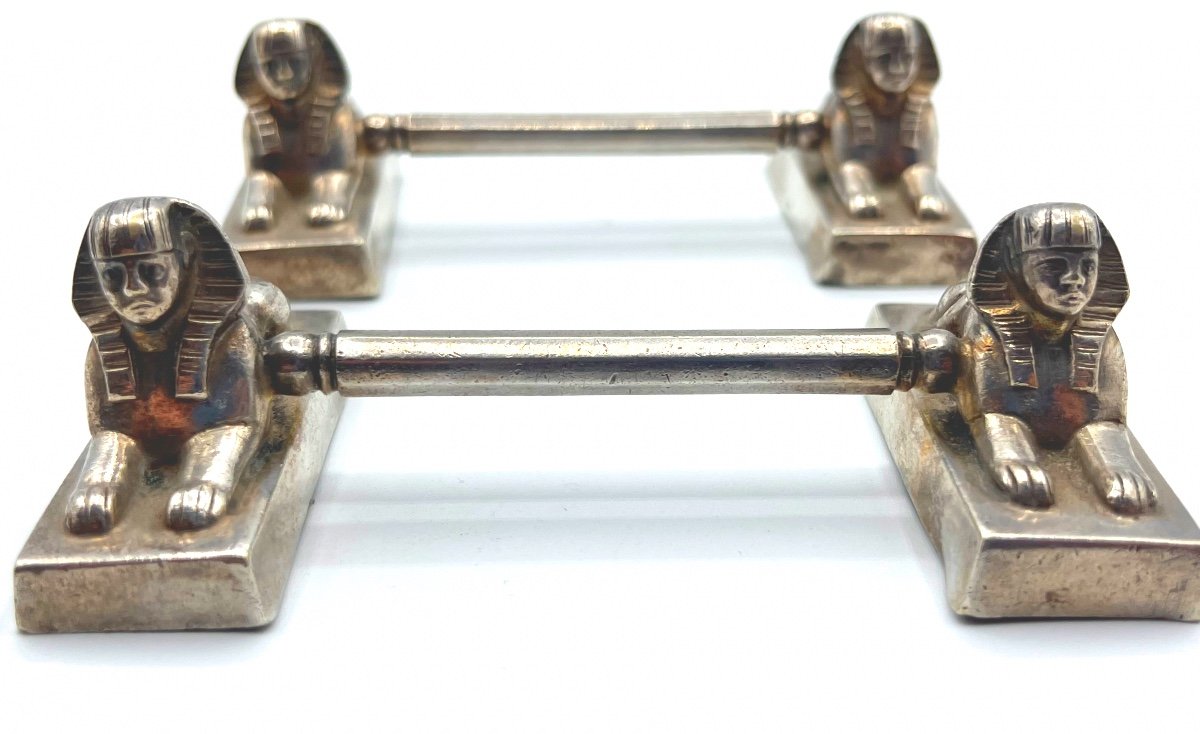 COPPIA DI REVIVAL EGIZIANO INGLESE POGGIA COLTELLO IN ARGENTO A FORMA DI SFINGE.