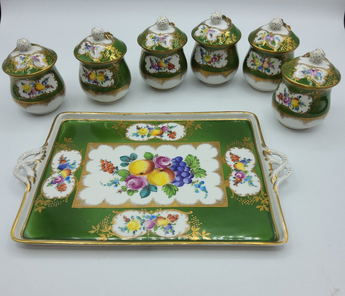 Tazze di cioccolato in porcellana di Dresda del XIX secolo con coperchio Set di 6 con vassoio