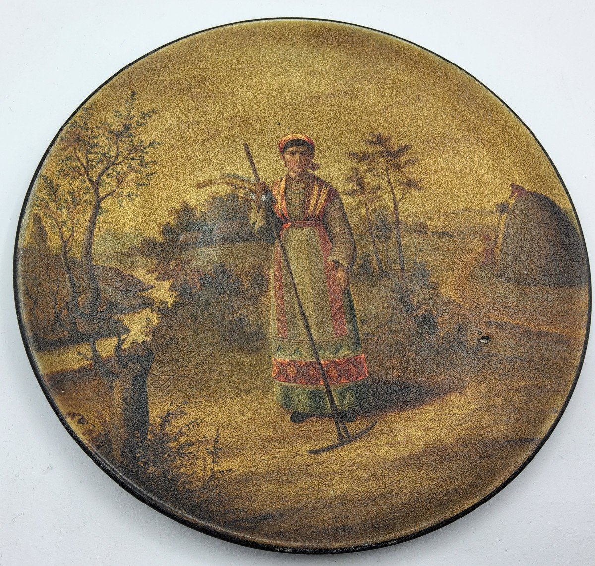 XIX Antico Piatto Laccato Russo Di Vishniakov Raffigurante Una Contadina In Tessuto Tradizional