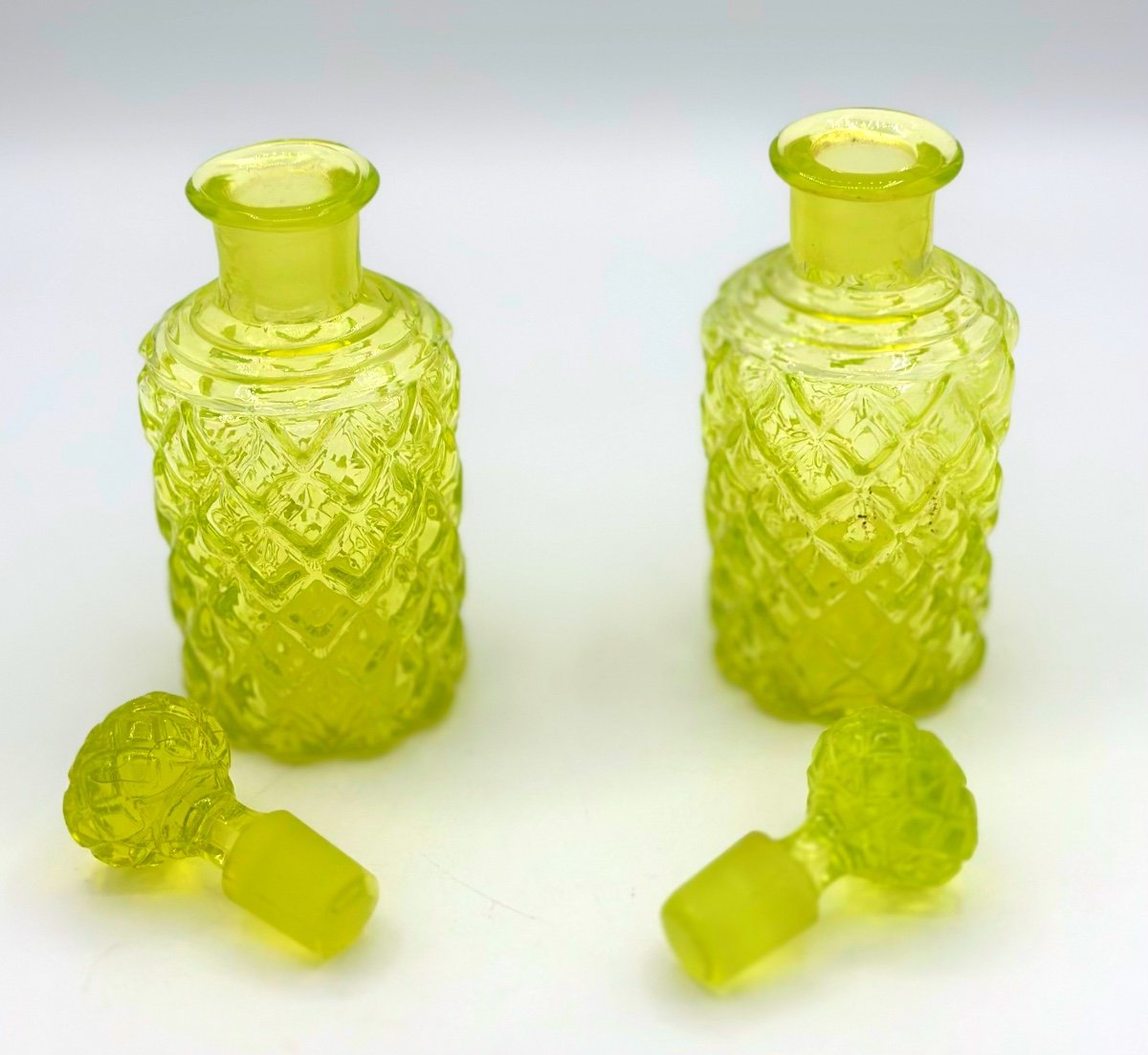 XIX secolo Coppia bottiglie di profumo in vetro Baccarat Ouraline.-photo-1