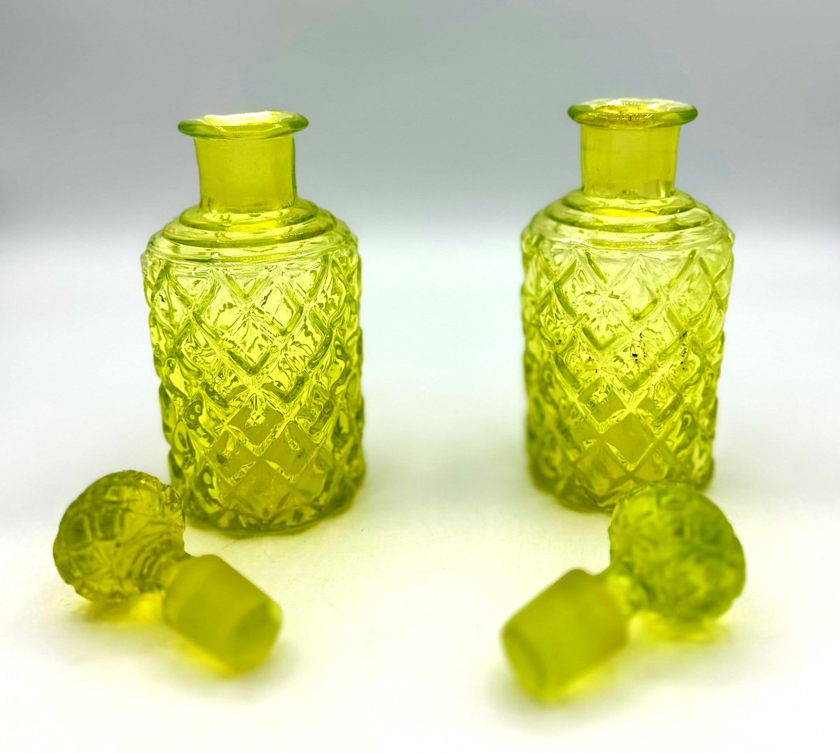 XIX secolo Coppia bottiglie di profumo in vetro Baccarat Ouraline.-photo-2