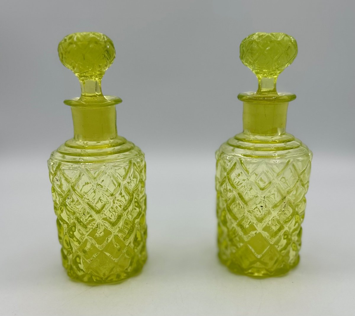 XIX secolo Coppia bottiglie di profumo in vetro Baccarat Ouraline.