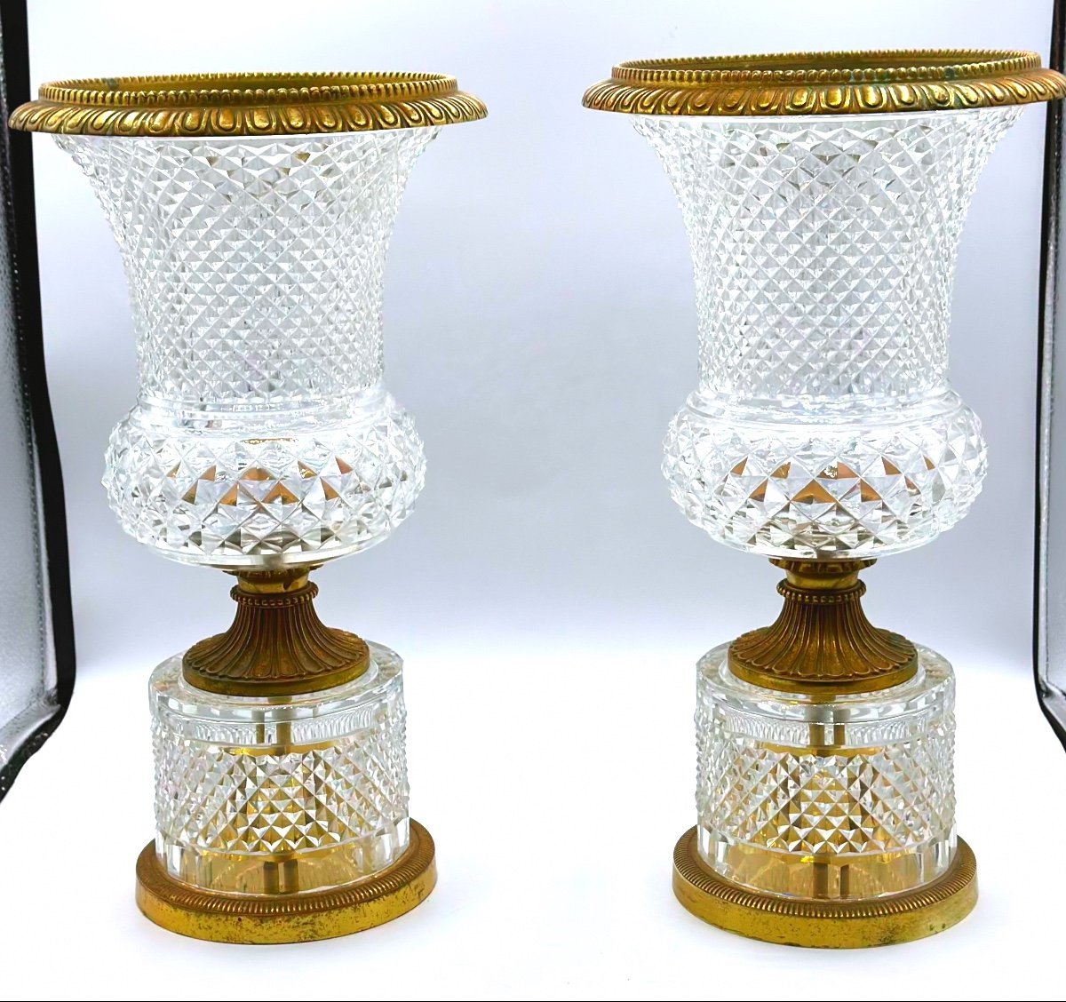 Coppia di vasi in vetro cristallo molato montati in bronzo dorato CharlesX Medici