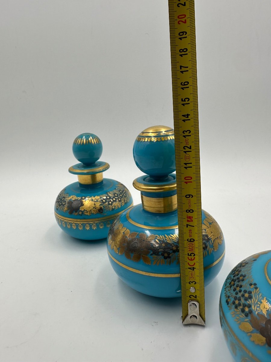 Set di tre bottiglie opaline blu turchese con decorazione dipinta di fiori dorati.-photo-5